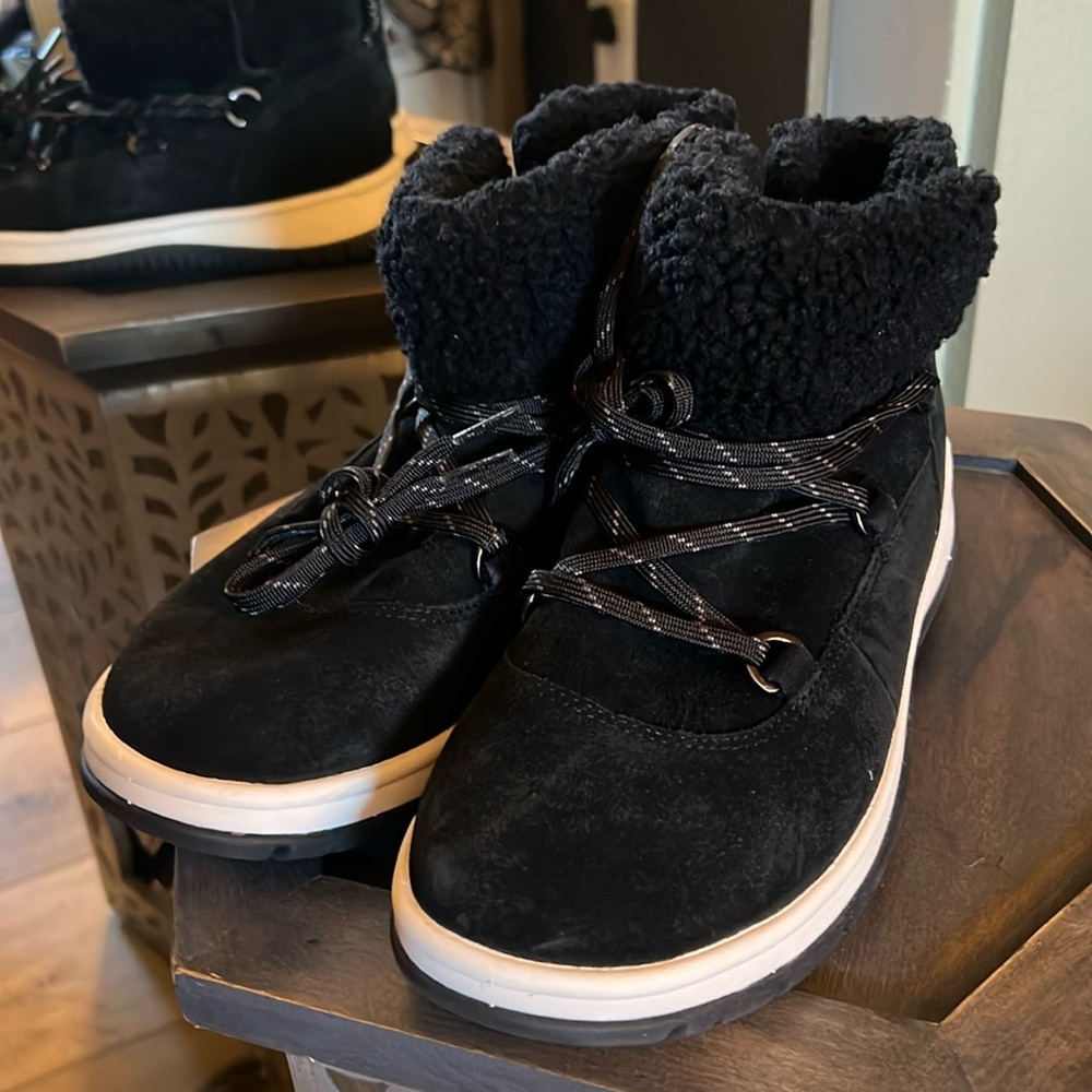 🛑 1 hour sale. UGG, Black S/n 1143836 Lakesider Heritage Lace Boots Size 8.5 - Picture 5 of 9